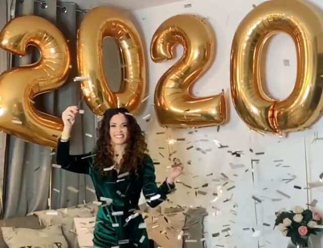 Capucine Anav fête l'année 2020 dans sa robe verte